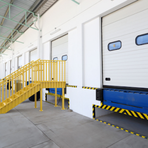 Moderní nakládací rampa s vyrovnávacími můstky a sekčními vraty pro efektivní logistiku.