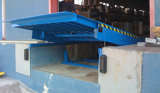 Hydraulický vyrovnávací můstek v nakládacím místě pro snadnou manipulaci se zbožím.